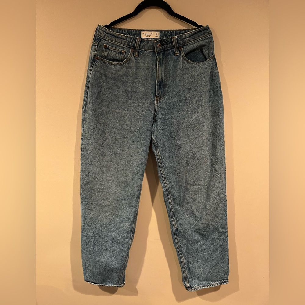 Abercrombie & Fitch. The taper Jean. High rise. Size 6s